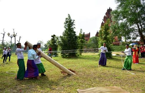 Lễ dựng cột nhà. Lễ dựng cột nhà.