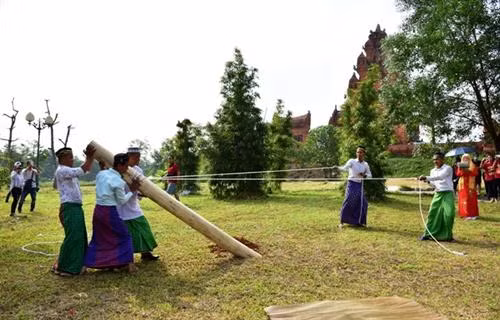 Lễ dựng cột nhà.