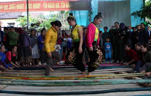 Đồng bào dân tộc Thái tại điểm tái định cư Nậm Nui, Nậm Ke, xã Đồng Văn, huyện Quế Phong (Nghệ An) vui nhảy sạp trong những ngày hội, ngày lễ. Đồng bào dân tộc Thái tại điểm tái định cư Nậm Nui, Nậm Ke, xã Đồng Văn, huyện Quế Phong (Nghệ An) vui nhảy sạp trong những ngày hội, ngày lễ.