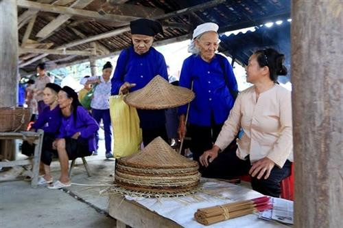 Người dân chọn mua nón lá.