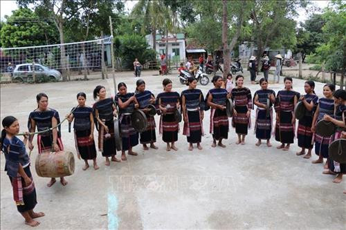 Đội cồng chiêng nữ làng Leng, xã Tơ Tung, tập luyện chuẩn bị trình diễn trong Festival cồng chiêng Tây Nguyên vào đầu tháng 11 sắp tới. Ảnh: Hồng Điệp - TTXVN. Đội cồng chiêng nữ làng Leng, xã Tơ Tung, tập luyện chuẩn bị trình diễn trong Festival cồng chiêng Tây Nguyên vào đầu tháng 11 sắp tới. Ảnh: Hồng Điệp - TTXVN.
