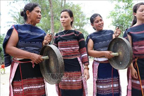 Bà Pyer (trái), Đội trưởng đội cồng chiêng nữ làng Leng, xã Tơ Tung, dạy cho chị em làng Leng bài chiêng mới. Ảnh: Hồng Điệp - TTXVN. Bà Pyer (trái), Đội trưởng đội cồng chiêng nữ làng Leng, xã Tơ Tung, dạy cho chị em làng Leng bài chiêng mới. Ảnh: Hồng Điệp - TTXVN.