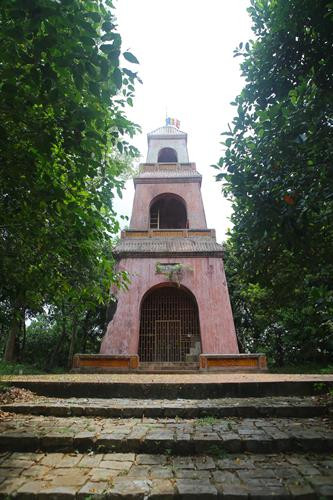 Tháp Điều Ngự trong chùa Thánh Duyên, nơi để vua điều phục và chế ngự tâm. Ảnh: Hồ Cầu - TTXVN Chính điện chùa Thánh Duyên. Ảnh: Hồ Cầu - TTXVN Ngôi chính điện chùa Thánh Duyên. Ảnh: Hồ Cầu - TTXVN Cổng tam quan chùa Thánh Duyên. Ảnh: Hồ Cầu - TTXVN