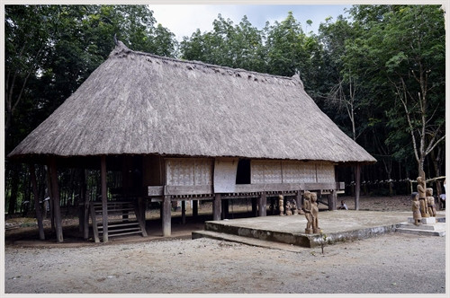 Nhà Rông của người Giẻ - Triêng. Ảnh: Thanh Hà - TTXVN Nhà Rông của người Rơ Măm. Ảnh: Thanh Hà - TTXVN Nhà Rông của người Giẻ - Triêng. Ảnh: Thanh Hà - TTXVN Nhà Rông của người Brâu. Ảnh: Thanh Hà - TTXVN Nhà Rông của người Brâu. Ảnh: Thanh Hà - TTXVN Nhà Rông của người Gia Rai. Ảnh: Thanh Hà - TTXVN Nhà Rông của người Giẻ - Triêng. Ảnh: Thanh Hà - TTXVN Nhà Rông của người Rơ Măm. Ảnh: Thanh Hà - TTXVN Nhà Rông của người Giẻ - Triêng. Ảnh: Thanh Hà - TTXVN Nhà Rông của người Brâu. Ảnh: Thanh Hà - TTXVN Nhà Rông của người Brâu. Ảnh: Thanh Hà - TTXVN Nhà Rông của người Gia Rai. Ảnh: Thanh Hà - TTXVN