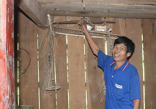 "Buồng thiêng", nơi đặt “Chà bài” để thờ cúng báu vật "Ma nộ" của người Mã Liềng. "Buồng thiêng", nơi đặt “Chà bài” để thờ cúng báu vật "Ma nộ" của người Mã Liềng.