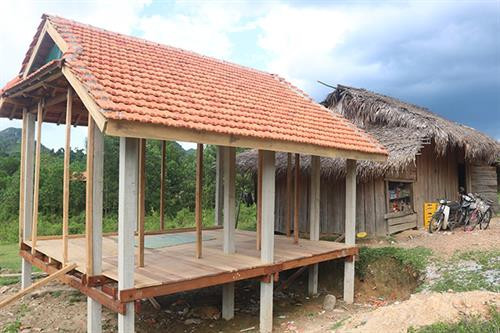 Một ngôi nhà mới của người Mã Liềng đang được xây dựng. Một ngôi nhà mới của người Mã Liềng đang được xây dựng.