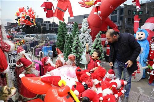 Trẻ em vui chơi mừng đón lễ Giáng sinh tại Singapore. Ảnh: THX/TTXVN Người dân tham gia cuộc thi chạy Ông già Noel tại Vilnius, Litsva. Ảnh: THX/TTXVN Hát mừng lễ Giáng Sinh tại Nhà thờ Frankfurt, Đức. Ảnh: THX/TTXVN Thợ lặn trong trang phục Ông già Noel chào đón du khách tới Công viên Thủy cung ở Manila, Philippines trong dịp lễ Giáng Sinh. Ảnh: THX/TTXVN Thắp sáng cây thông Noel tại Yangon, Myanmar. Ảnh: THX/TTXVN Thắp sáng cây thông Noel chào đón Giáng Sinh và Năm Mới tại quảng trường ở Yerevan, Armenia. Ảnh: THX/TTXVN Hàng trăm người trong trang phục ông già Noel tham gia lễ hội SantaCon chào đón Giáng Sinh ở New York, Mỹ. Ảnh: THX/TTXVN Một gia đình mua sắm chuẩn bị lễ Giáng Sinh tại Houston, Mỹ. Ảnh: THX/TTXVN Người dân Tây Ban Nha mừng đón Giáng Sinh tại quảng trường Landmark Puerta del Sol ở Madrid. Ảnh: THX/TTXVN Trẻ em vui chơi tại công viên tuyết nhân tạo trong dịp lễ Giáng Sinh ở tỉnh Banten, Indonesia. Ảnh: THX/TTXVN Trang trí chuẩn bị cho lễ Giáng Sinh tại thủ đô Baghdad, Iraq. Ảnh: THX/TTXVN Mua sắm chuẩn bị cho lễ Giáng Sinh tại thủ đô Baghdad, Iraq. Ảnh: THX/TTXVN Người dân Malaysia tham quan triển lãm "Disney- Giấc mơ Giáng sinh" tại thủ đô Kuala Lumpur. Ảnh: THX/TTXVN Người dân mua sắm chuẩn bị cho Lễ Giáng Sinh tại Bangalore, Ấn Độ. Ảnh: THX/TTXVN Thắp sáng cây thông Noel khổng lồ tại Quảng trường Azneft ở Baku, Azerbaijan. Ảnh: THX/TTXVN Trẻ em Hàn Quốc vui chơi mừng đón lễ Giáng Sinh tại làng Ông già Noel ở Gyeongsangbuk-do. Ảnh: THX/TTXVN Các loại bánh cho Lễ Giáng sinh được bày bán tại Làng Ông già Noel ở Gyeongsangbuk-do, Hàn Quốc. Ảnh: THX/TTXVN Người dân Hàn Quốc chào đón Giáng Sinh tại làng Ông già Noel ở Gyeongsangbuk-do. Ảnh: THX/TTXVN Người dân Syria mừng đón Giáng Sinh tại thủ đô Damascus. Ảnh: THX/TTXVN Trẻ em vui chơi mừng đón lễ Giáng sinh tại Singapore. Ảnh: THX/TTXVN Người dân tham gia cuộc thi chạy Ông già Noel tại Vilnius, Litsva. Ảnh: THX/TTXVN Hát mừng lễ Giáng Sinh tại Nhà thờ Frankfurt, Đức. Ảnh: THX/TTXVN Thợ lặn trong trang phục Ông già Noel chào đón du khách tới Công viên Thủy cung ở Manila, Philippines trong dịp lễ Giáng Sinh. Ảnh: THX/TTXVN Thắp sáng cây thông Noel tại Yangon, Myanmar. Ảnh: THX/TTXVN Thắp sáng cây thông Noel chào đón Giáng Sinh và Năm Mới tại quảng trường ở Yerevan, Armenia. Ảnh: THX/TTXVN Hàng trăm người trong trang phục ông già Noel tham gia lễ hội SantaCon chào đón Giáng Sinh ở New York, Mỹ. Ảnh: THX/TTXVN Một gia đình mua sắm chuẩn bị lễ Giáng Sinh tại Houston, Mỹ. Ảnh: THX/TTXVN Người dân Tây Ban Nha mừng đón Giáng Sinh tại quảng trường Landmark Puerta del Sol ở Madrid. Ảnh: THX/TTXVN Trẻ em vui chơi tại công viên tuyết nhân tạo trong dịp lễ Giáng Sinh ở tỉnh Banten, Indonesia. Ảnh: THX/TTXVN Trang trí chuẩn bị cho lễ Giáng Sinh tại thủ đô Baghdad, Iraq. Ảnh: THX/TTXVN Mua sắm chuẩn bị cho lễ Giáng Sinh tại thủ đô Baghdad, Iraq. Ảnh: THX/TTXVN Người dân Malaysia tham quan triển lãm "Disney- Giấc mơ Giáng sinh" tại thủ đô Kuala Lumpur. Ảnh: THX/TTXVN Người dân mua sắm chuẩn bị cho Lễ Giáng Sinh tại Bangalore, Ấn Độ. Ảnh: THX/TTXVN Thắp sáng cây thông Noel khổng lồ tại Quảng trường Azneft ở Baku, Azerbaijan. Ảnh: THX/TTXVN Trẻ em Hàn Quốc vui chơi mừng đón lễ Giáng Sinh tại làng Ông già Noel ở Gyeongsangbuk-do. Ảnh: THX/TTXVN Các loại bánh cho Lễ Giáng sinh được bày bán tại Làng Ông già Noel ở Gyeongsangbuk-do, Hàn Quốc. Ảnh: THX/TTXVN Người dân Hàn Quốc chào đón Giáng Sinh tại làng Ông già Noel ở Gyeongsangbuk-do. Ảnh: THX/TTXVN Người dân Syria mừng đón Giáng Sinh tại thủ đô Damascus. Ảnh: THX/TTXVN