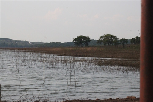Hồ thủy điện Thác Mơ nằm cạnh khu dân cư, tiềm ẩn nguy cơ đuối nước cho trẻ em. Hồ thủy điện Thác Mơ nằm cạnh khu dân cư, tiềm ẩn nguy cơ đuối nước cho trẻ em.