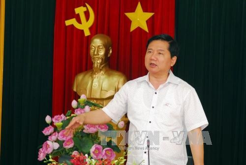 Bí thư Thành ủy Đinh La Thăng đến thăm chúc Tết và kiểm tra tình hình phục vụ Tết tại Cảng hàng không Quốc tế Tân Sơn Nhất. Ảnh: Mạnh Linh-TTXVN