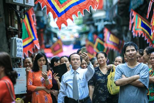 Đông đảo nhân dân đứng chật kín ngõ Tạm Thương xem đoàn rước lễ. Ảnh: Trọng Đạt – TTXVN