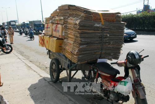 Một chiếc xe cơ giới chở hàng hóa cồng kềnh bị CSGT Bình Triệu xử lý trên quốc lộ 1 (thuộc quận 12). Ảnh: Mạnh Linh-TTXVN Một chiếc xe cơ giới chở hàng hóa cồng kềnh bị CSGT Bình Triệu xử lý trên quốc lộ 1 (thuộc quận 12). Ảnh: Mạnh Linh-TTXVN