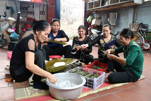 Bánh tẻ được gói bằng lá dong rồi cuộn bằng dây tơ dứa.