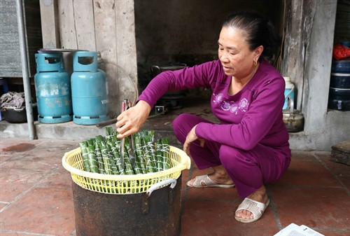 Bánh tẻ được hấp chín bằng hơi nước, hoặc luộc trong khoảng 30 phút.