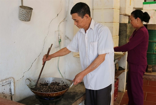 Nhân bánh tẻ gồm thịt nạc và thịt mỡ, mộc nhĩ, hành lá, hạt tiêu.