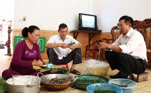 Bánh tẻ được gói bằng lá dong rồi cuộn bằng dây tơ dứa.