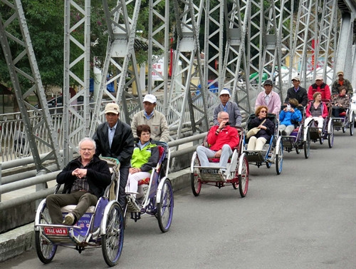 Xích lô Huế- một nét văn hóa đẹp được nhiều du khách nước ngoài yêu thích khi tới thăm quan Huế. Ảnh: Quốc Việt- TTXVN Xích lô Huế- một nét văn hóa đẹp được nhiều du khách nước ngoài yêu thích khi tới thăm quan Huế. Ảnh: Quốc Việt- TTXVN