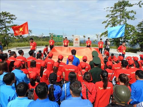 Các hoạt động tìm hiểu lịch sử tại Cột mốc ba biên Việt Nam- Lào- Campuchia Ảnh: Cao Nguyên-TTXVN Các hoạt động tìm hiểu lịch sử tại Cột mốc ba biên Việt Nam- Lào- Campuchia Ảnh: Cao Nguyên-TTXVN