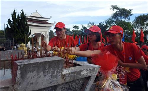 Các đoàn viên, thanh niên thắp hương tưởng nhớ, tri ân các anh hùng liệt sỹ. Ảnh: Cao Nguyên-TTXVN Các đoàn viên, thanh niên thắp hương tưởng nhớ, tri ân các anh hùng liệt sỹ. Ảnh: Cao Nguyên-TTXVN