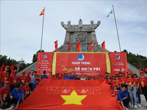 Hành trình "Tôi yêu Tổ quốc tôi" tại Nghĩa trang Liệt sỹ huyện Ngọc Hồi. Ảnh: Cao Nguyên-TTXVN Hành trình "Tôi yêu Tổ quốc tôi" tại Nghĩa trang Liệt sỹ huyện Ngọc Hồi. Ảnh: Cao Nguyên-TTXVN