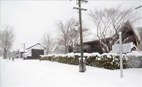 Đường đi, lối vào các ngôi nhà trong làng Kaitaku phủ đầy tuyết trắng. Ảnh: Thành Hữu - PV TTXVN tại Nhật Bản Tháp chuông của làng Kaitaku bên cạnh một ngôi nhà theo kiến trúc truyền thống Nhật Bản. Ảnh: Thành Hữu - PV TTXVN tại Nhật Bản Một quán mì Soba trong làng Kaitaku với thiết kế theo kiến trúc truyền thống Nhật Bản. Ảnh: Thành Hữu - PV TTXVN tại Nhật Bản Vào tháng 2, làng Kaitaku được bao phủ bởi lớp tuyết trắng. Ảnh: Thành Hữu - PV TTXVN tại Nhật Bản Một quán trà trong làng Kaitaku được bao phủ bởi tuyết trắng. Ảnh: Thành Hữu - PV TTXVN tại Nhật Bản Mái vòm và tường gỗ với các ô cửa trấn song dọc là kiểu kiến trúc tiêu biểu trong các ngôi đền của Nhật Bản. Ảnh: Thành Hữu - PV TTXVN tại Nhật Bản Bếp than hồng để sưởi ấm hoặc nướng đồ ăn là đặc trưng nổi bật của một ngôi nhà truyền thống tại Hokkaido. Ảnh: Thành Hữu - PV TTXVN tại Nhật Bản Bên trong một ngôi nhà truyền thống tại Hokkaido. Ảnh: Thành Hữu - PV TTXVN tại Nhật Bản Kiến trúc hiện đại phương Tây tại làng Kaitaku. Ảnh: Thành Hữu - PV TTXVN tại Nhật Bản Ngôi nhà theo phong cách truyền thống tại làng Kaitaku. Ảnh: Thành Hữu - PV TTXVN tại Nhật Bản Ngôi nhà thiết kế theo kiến trúc phương Tây trong làng Kaitaku. Ảnh: Thành Hữu - PV TTXVN tại Nhật Bản Nhà thờ Công giáo nhỏ tại làng Kaitaku. Ảnh: Thành Hữu - PV TTXVN tại Nhật Bản Đường trong làng Kaitaku phủ đầy tuyết trắng. Ảnh: Thành Hữu - PV TTXVN tại Nhật Bản Đường đi, lối vào các ngôi nhà trong làng Kaitaku phủ đầy tuyết trắng. Ảnh: Thành Hữu - PV TTXVN tại Nhật Bản Tháp chuông của làng Kaitaku bên cạnh một ngôi nhà theo kiến trúc truyền thống Nhật Bản. Ảnh: Thành Hữu - PV TTXVN tại Nhật Bản Một quán mì Soba trong làng Kaitaku với thiết kế theo kiến trúc truyền thống Nhật Bản. Ảnh: Thành Hữu - PV TTXVN tại Nhật Bản Vào tháng 2, làng Kaitaku được bao phủ bởi lớp tuyết trắng. Ảnh: Thành Hữu - PV TTXVN tại Nhật Bản Một quán trà trong làng Kaitaku được bao phủ bởi tuyết trắng. Ảnh: Thành Hữu - PV TTXVN tại Nhật Bản Mái vòm và tường gỗ với các ô cửa trấn song dọc là kiểu kiến trúc tiêu biểu trong các ngôi đền của Nhật Bản. Ảnh: Thành Hữu - PV TTXVN tại Nhật Bản Bếp than hồng để sưởi ấm hoặc nướng đồ ăn là đặc trưng nổi bật của một ngôi nhà truyền thống tại Hokkaido. Ảnh: Thành Hữu - PV TTXVN tại Nhật Bản Bên trong một ngôi nhà truyền thống tại Hokkaido. Ảnh: Thành Hữu - PV TTXVN tại Nhật Bản Kiến trúc hiện đại phương Tây tại làng Kaitaku. Ảnh: Thành Hữu - PV TTXVN tại Nhật Bản Ngôi nhà theo phong cách truyền thống tại làng Kaitaku. Ảnh: Thành Hữu - PV TTXVN tại Nhật Bản Ngôi nhà thiết kế theo kiến trúc phương Tây trong làng Kaitaku. Ảnh: Thành Hữu - PV TTXVN tại Nhật Bản Nhà thờ Công giáo nhỏ tại làng Kaitaku. Ảnh: Thành Hữu - PV TTXVN tại Nhật Bản Đường trong làng Kaitaku phủ đầy tuyết trắng. Ảnh: Thành Hữu - PV TTXVN tại Nhật Bản