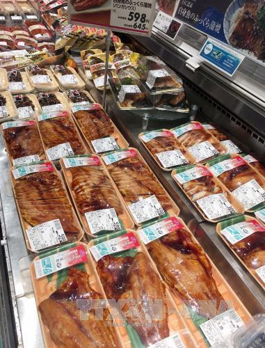 Cá tra Việt Nam được chế biến, tẩm ướp gia vị theo món lươn truyền thống của Nhật Bản bày bán tại siêu thị AEON. Ảnh: Thành Hữu - phóng viên TTXVN tại Nhật Bản Cá tra Việt Nam được chế biến, tẩm ướp gia vị theo món lươn truyền thống của Nhật Bản bày bán tại siêu thị AEON. Ảnh: Thành Hữu - phóng viên TTXVN tại Nhật Bản