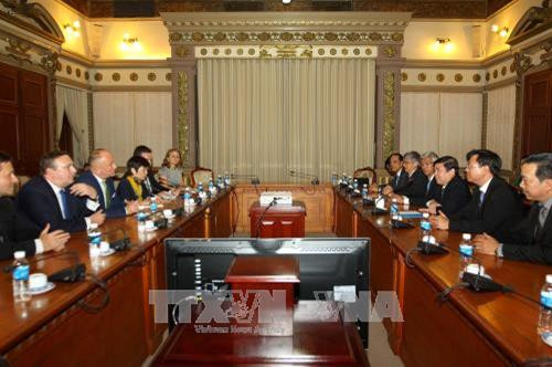 Chiều 12/10/2017, Chủ tịch UBND Thành phố Hồ Chí Minh Nguyễn Thành Phong tiếp ông Bus Szilvester, Phó Quốc vụ khanh Bộ Ngoại giao Kinh tế và Đối ngoại Hungary đang có chuyến thăm và làm việc tại Việt Nam. Ảnh: Thanh Vũ-TTXVN Chiều 12/10/2017, Chủ tịch UBND Thành phố Hồ Chí Minh Nguyễn Thành Phong tiếp ông Bus Szilvester, Phó Quốc vụ khanh Bộ Ngoại giao Kinh tế và Đối ngoại Hungary đang có chuyến thăm và làm việc tại Việt Nam. Ảnh: Thanh Vũ-TTXVN