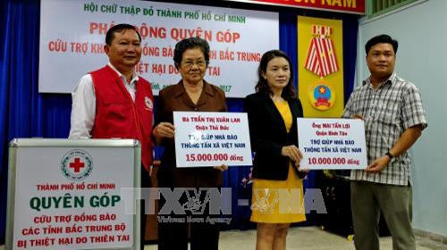 Các mạnh thường quân quyên góp ủng hộ 25 triệu đồng cho gia đình phóng viên Đinh Hữu Dư, công tác tại CQTT TTXVN tỉnh Yên Bái, bị tai nạn lũ cuốn trôi khi đang tác nghiệp, hiện còn mất tích. Ảnh: Thế Anh-TTXVN