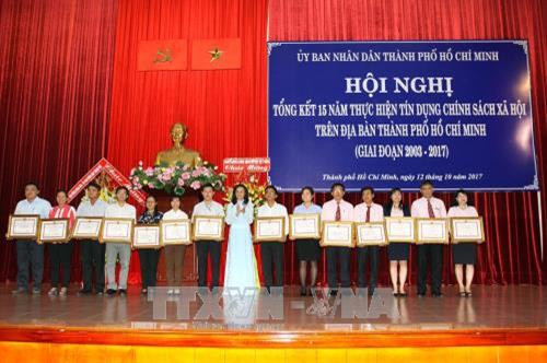 Phó Chủ tịch UBND TP Hồ Chí Minh Nguyễn Thị Thu trao bằng khen của UBND TP Hồ Chí Minh cho tập thể, cá nhân tiêu biểu trong hoạt động tín dụng chính sách xã hội trên địa bàn thành phố. Ảnh: Thanh Vũ-TTXVN Phó Chủ tịch UBND TP Hồ Chí Minh Nguyễn Thị Thu trao bằng khen của UBND TP Hồ Chí Minh cho tập thể, cá nhân tiêu biểu trong hoạt động tín dụng chính sách xã hội trên địa bàn thành phố. Ảnh: Thanh Vũ-TTXVN