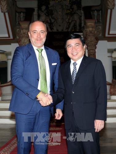 Chủ tịch UBND Thành phố Hồ Chí Minh Nguyễn Thành Phong đón ông Bus Szilvester, Phó Quốc vụ khanh Bộ Ngoại giao Kinh tế và Đối ngoại Hungary đang có chuyến thăm và làm việc tại Việt Nam. Ảnh: Thanh Vũ-TTXVN Chủ tịch UBND Thành phố Hồ Chí Minh Nguyễn Thành Phong đón ông Bus Szilvester, Phó Quốc vụ khanh Bộ Ngoại giao Kinh tế và Đối ngoại Hungary đang có chuyến thăm và làm việc tại Việt Nam. Ảnh: Thanh Vũ-TTXVN