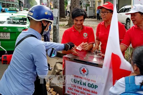 Quyên góp cứu trợ các tỉnh Bắc Trung bộ bị thiệt hại do thiên tai. Ảnh: Thế Anh-TTXVN