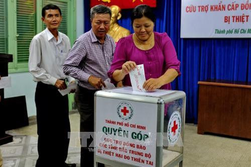 Quyên góp cứu trợ đồng bào các tỉnh Bắc Trung bộ bị thiệt hại do thiên tai. Ảnh: Thế Anh-TTXVN