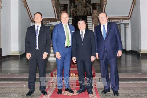 Chủ tịch UBND Thành phố Hồ Chí Minh Nguyễn Thành Phong với Phó Quốc vụ khanh Bộ Ngoại giao Kinh tế và Đối ngoại Hungary cùng các đại biểu. Ảnh: Thanh Vũ-TTXVN Chủ tịch UBND Thành phố Hồ Chí Minh Nguyễn Thành Phong với Phó Quốc vụ khanh Bộ Ngoại giao Kinh tế và Đối ngoại Hungary cùng các đại biểu. Ảnh: Thanh Vũ-TTXVN