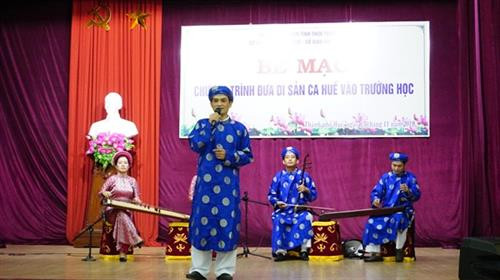 Thầy giáo Nguyễn Văn Siêu Nguyên, công tác tại Trường THCS Tố Hữu biểu diễn các bài bản ca Huế sau khóa tập huấn. Ảnh: baovanhoa.vn