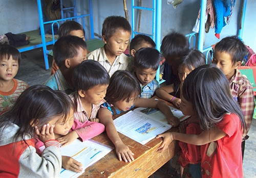 Các em cùng nhau học bài sau giờ học. Ảnh: Phan Nhân