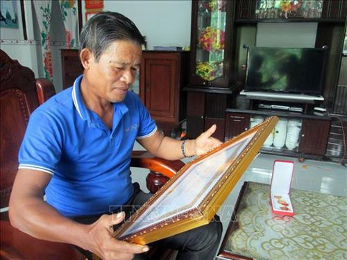 Ông Danh Tiền được Chủ tịch nước tặng danh hiệu vinh dự Nhà nước “Nghệ nhân ưu tú”. Ảnh: Lê Sen - TTXVN Ông Danh Tiền được Chủ tịch nước tặng danh hiệu vinh dự Nhà nước “Nghệ nhân ưu tú”. Ảnh: Lê Sen - TTXVN