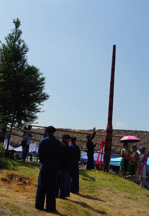 Nghi lễ cúng khèn trước cây khèn tượng trưng đặc biệt cao gần 7m. Ảnh: Hoàng Tâm
