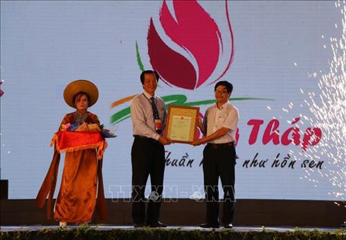 Tỉnh Đồng Tháp đón nhận chứng nhận của Cục Sở hữu trí tuệ về khẩu hiệu du lịch “Thuần khiết như hồn sen”. Ảnh: Chương Đài - TTXVN