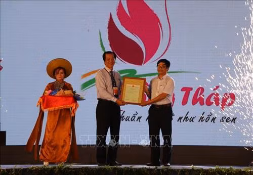 Tỉnh Đồng Tháp đón nhận chứng nhận của Cục Sở hữu trí tuệ về khẩu hiệu du lịch “Thuần khiết như hồn sen”. Ảnh: Chương Đài - TTXVN Tỉnh Đồng Tháp đón nhận chứng nhận của Cục Sở hữu trí tuệ về khẩu hiệu du lịch “Thuần khiết như hồn sen”. Ảnh: Chương Đài - TTXVN
