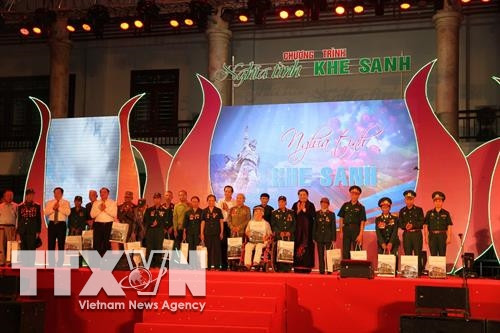 Trao tặng quà cho các gia đình chính sách. Ảnh: Thanh Thủy-TTXVN