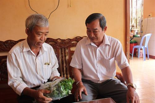 Ông Thọ giới thiệu với Hội Nông dân thị xã Bình Long bó rau càng cua sau thu hoạch.Ảnh : danviet.vn Ông Thọ giới thiệu với Hội Nông dân thị xã Bình Long bó rau càng cua sau thu hoạch.Ảnh : danviet.vn