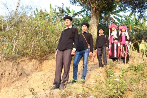 Đoàn nhà trai đến đón dâu gồm có ông chủ chính gọi là “Pò lại”, 1 ông quan lang “Ay tà”, 1 ông phụ lang “Tà tỉnh”; 1 bà đón và 1 cô gái trẻ chưa chồng phụ bà đón. Đoàn nhà trai đến đón dâu gồm có ông chủ chính gọi là “Pò lại”, 1 ông quan lang “Ay tà”, 1 ông phụ lang “Tà tỉnh”; 1 bà đón và 1 cô gái trẻ chưa chồng phụ bà đón.