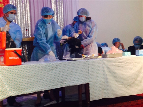 Hình ảnh tập huấn kỹ thuật lấy mẫu giám sát lưu hành vi rút cúm gia cầm