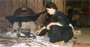 Bếp của người Nùng gồm 2 phần: phần ngoài đặt 3 ông đầu rau hoặc kiềng để nấu ăn và sưởi ấm, còn phần trong là bếp lò đắp bằng đất sét đặt chảo to để nấu cám lợn.