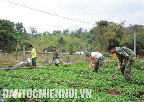 Chiến sĩ Đồn Biên phòng Leng Su Sìn chăm sóc rau tại đơn vị. Ảnh: Xuân Tiến Trạm quân dân y Đồn Biên phòng A Pa Chải khám, cấp phát thuốc miễn phí cho đồng bào dân tộc Hà Nhì. Ảnh: Xuân Tiến