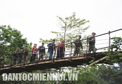 Chiến sĩ Đồn Biên phòng Leng Su Sìn trên đường tuần tra đường biên, cột mốc. Ảnh: Xuân Tiến