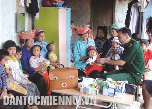 Chiến sĩ Đồn Biên phòng Leng Su Sìn chăm sóc rau tại đơn vị. Ảnh: Xuân Tiến Trạm quân dân y Đồn Biên phòng A Pa Chải khám, cấp phát thuốc miễn phí cho đồng bào dân tộc Hà Nhì. Ảnh: Xuân Tiến