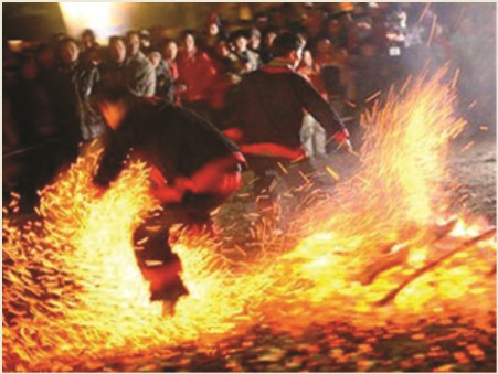 Chàng trai Pà Thẻn trong lễ nhảy lửa. Chàng trai Pà Thẻn trong lễ nhảy lửa.