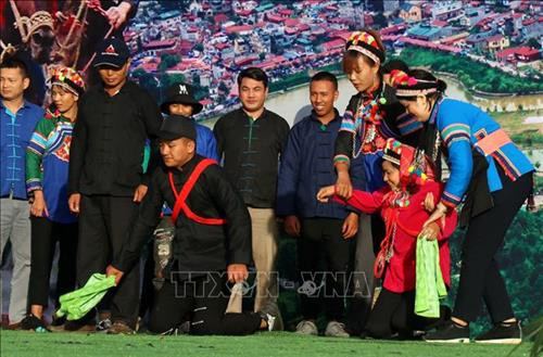 Tái hiện nghi lễ truyền thống của đồng báo các dân tộc huyện Bắc Hà. Ảnh: Quốc Khánh - TTXVN Tái hiện nghi lễ truyền thống của đồng báo các dân tộc huyện Bắc Hà. Ảnh: Quốc Khánh - TTXVN