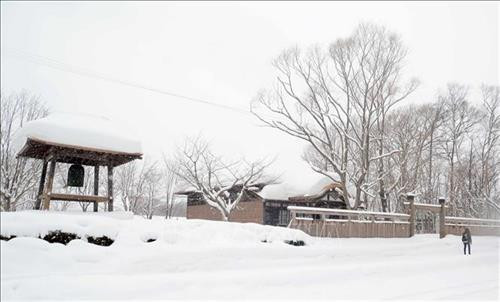 Đường đi, lối vào các ngôi nhà trong làng Kaitaku phủ đầy tuyết trắng. Ảnh: Thành Hữu - PV TTXVN tại Nhật Bản Tháp chuông của làng Kaitaku bên cạnh một ngôi nhà theo kiến trúc truyền thống Nhật Bản. Ảnh: Thành Hữu - PV TTXVN tại Nhật Bản Một quán mì Soba trong làng Kaitaku với thiết kế theo kiến trúc truyền thống Nhật Bản. Ảnh: Thành Hữu - PV TTXVN tại Nhật Bản Vào tháng 2, làng Kaitaku được bao phủ bởi lớp tuyết trắng. Ảnh: Thành Hữu - PV TTXVN tại Nhật Bản Một quán trà trong làng Kaitaku được bao phủ bởi tuyết trắng. Ảnh: Thành Hữu - PV TTXVN tại Nhật Bản Mái vòm và tường gỗ với các ô cửa trấn song dọc là kiểu kiến trúc tiêu biểu trong các ngôi đền của Nhật Bản. Ảnh: Thành Hữu - PV TTXVN tại Nhật Bản Bếp than hồng để sưởi ấm hoặc nướng đồ ăn là đặc trưng nổi bật của một ngôi nhà truyền thống tại Hokkaido. Ảnh: Thành Hữu - PV TTXVN tại Nhật Bản Bên trong một ngôi nhà truyền thống tại Hokkaido. Ảnh: Thành Hữu - PV TTXVN tại Nhật Bản Kiến trúc hiện đại phương Tây tại làng Kaitaku. Ảnh: Thành Hữu - PV TTXVN tại Nhật Bản Ngôi nhà theo phong cách truyền thống tại làng Kaitaku. Ảnh: Thành Hữu - PV TTXVN tại Nhật Bản Ngôi nhà thiết kế theo kiến trúc phương Tây trong làng Kaitaku. Ảnh: Thành Hữu - PV TTXVN tại Nhật Bản Nhà thờ Công giáo nhỏ tại làng Kaitaku. Ảnh: Thành Hữu - PV TTXVN tại Nhật Bản Đường trong làng Kaitaku phủ đầy tuyết trắng. Ảnh: Thành Hữu - PV TTXVN tại Nhật Bản Đường đi, lối vào các ngôi nhà trong làng Kaitaku phủ đầy tuyết trắng. Ảnh: Thành Hữu - PV TTXVN tại Nhật Bản Tháp chuông của làng Kaitaku bên cạnh một ngôi nhà theo kiến trúc truyền thống Nhật Bản. Ảnh: Thành Hữu - PV TTXVN tại Nhật Bản Một quán mì Soba trong làng Kaitaku với thiết kế theo kiến trúc truyền thống Nhật Bản. Ảnh: Thành Hữu - PV TTXVN tại Nhật Bản Vào tháng 2, làng Kaitaku được bao phủ bởi lớp tuyết trắng. Ảnh: Thành Hữu - PV TTXVN tại Nhật Bản Một quán trà trong làng Kaitaku được bao phủ bởi tuyết trắng. Ảnh: Thành Hữu - PV TTXVN tại Nhật Bản Mái vòm và tường gỗ với các ô cửa trấn song dọc là kiểu kiến trúc tiêu biểu trong các ngôi đền của Nhật Bản. Ảnh: Thành Hữu - PV TTXVN tại Nhật Bản Bếp than hồng để sưởi ấm hoặc nướng đồ ăn là đặc trưng nổi bật của một ngôi nhà truyền thống tại Hokkaido. Ảnh: Thành Hữu - PV TTXVN tại Nhật Bản Bên trong một ngôi nhà truyền thống tại Hokkaido. Ảnh: Thành Hữu - PV TTXVN tại Nhật Bản Kiến trúc hiện đại phương Tây tại làng Kaitaku. Ảnh: Thành Hữu - PV TTXVN tại Nhật Bản Ngôi nhà theo phong cách truyền thống tại làng Kaitaku. Ảnh: Thành Hữu - PV TTXVN tại Nhật Bản Ngôi nhà thiết kế theo kiến trúc phương Tây trong làng Kaitaku. Ảnh: Thành Hữu - PV TTXVN tại Nhật Bản Nhà thờ Công giáo nhỏ tại làng Kaitaku. Ảnh: Thành Hữu - PV TTXVN tại Nhật Bản Đường trong làng Kaitaku phủ đầy tuyết trắng. Ảnh: Thành Hữu - PV TTXVN tại Nhật Bản