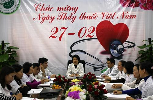 Bác sỹ Cầm Thị Hương và các đồng nghiệp chia sẻ kinh nghiệm trong những cuộc giao ban tại bệnh viện. Ảnh: Diệp Anh - TTXVN Bác sỹ Cầm Thị Hương và các đồng nghiệp chia sẻ kinh nghiệm trong những cuộc giao ban tại bệnh viện. Ảnh: Diệp Anh - TTXVN